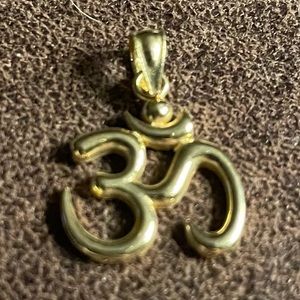 14K polished gold OM pendant